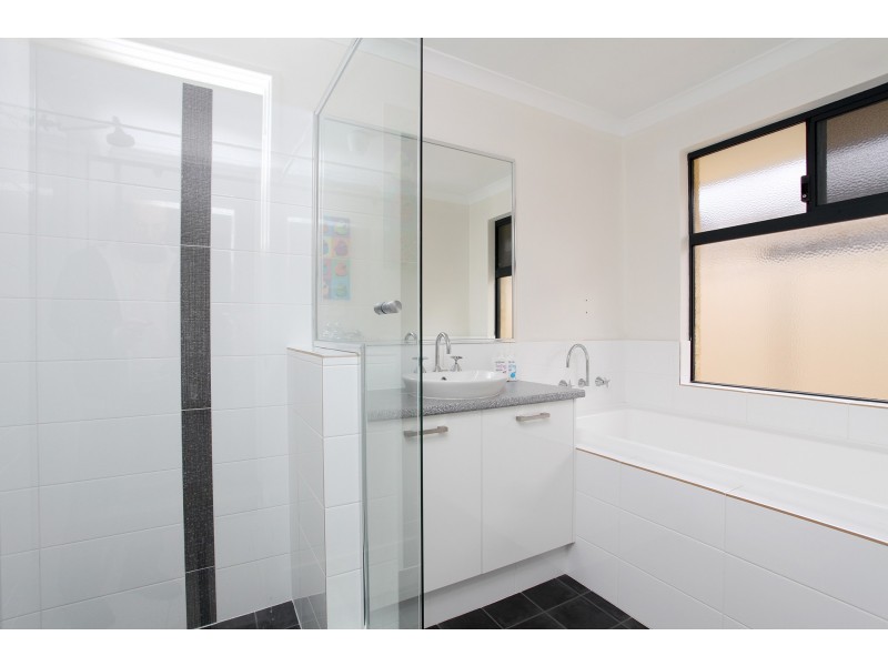 14 Clivia Heights, Sinagra WA 6065