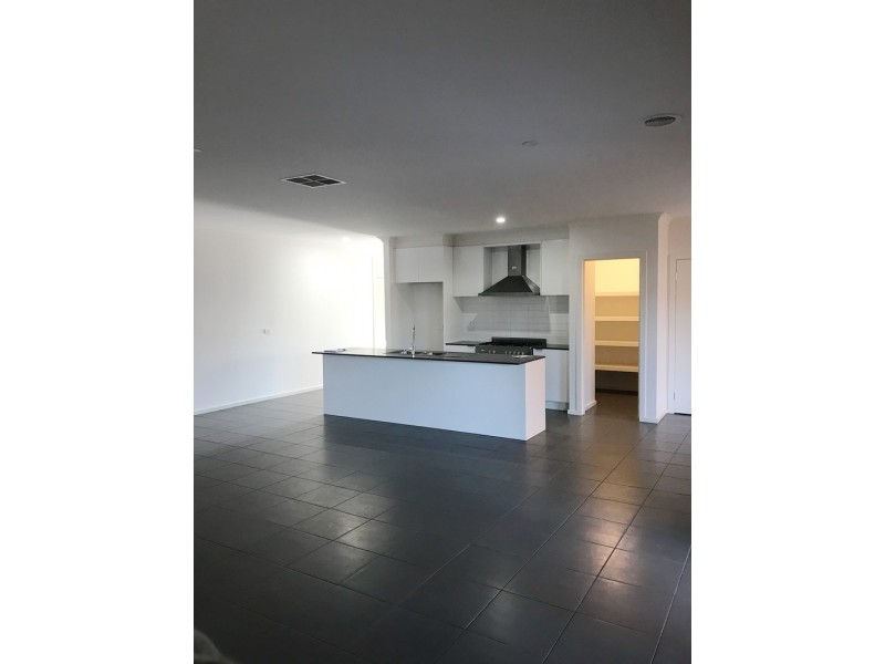 15 Murrayfield Street, Cranbourne East VIC 3977