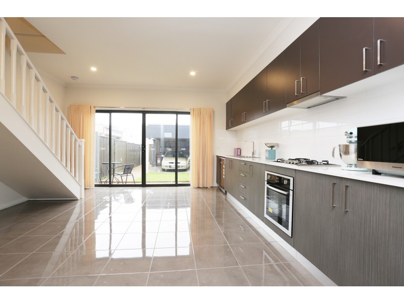 71 Clarendon Avenue, Craigieburn VIC 3064