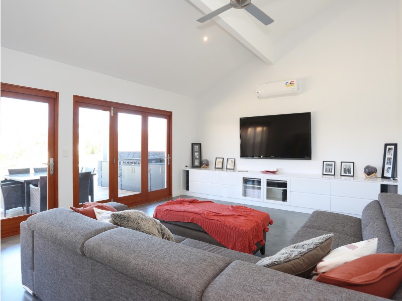 73 River Crescent, Broadbeach Waters QLD 4218