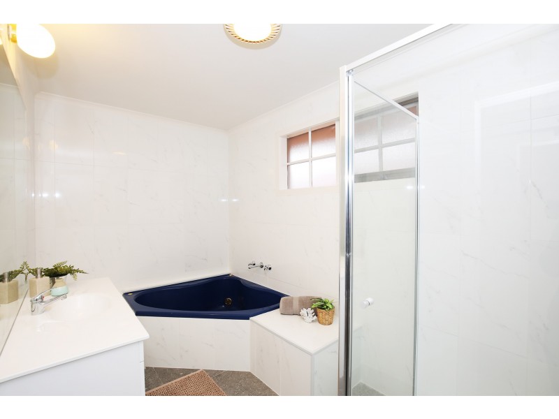 18 Centenary Drive, Mill Park VIC 3082