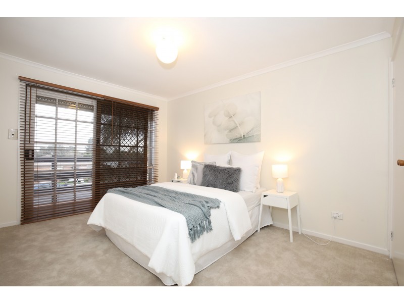 18 Centenary Drive, Mill Park VIC 3082