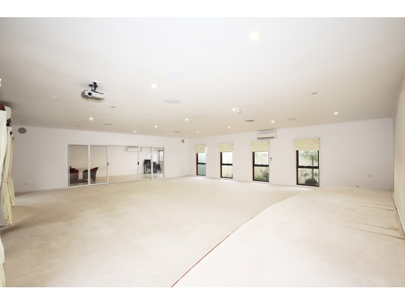 18 Centenary Drive, Mill Park VIC 3082