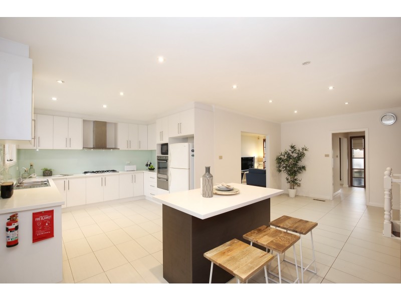 18 Centenary Drive, Mill Park VIC 3082