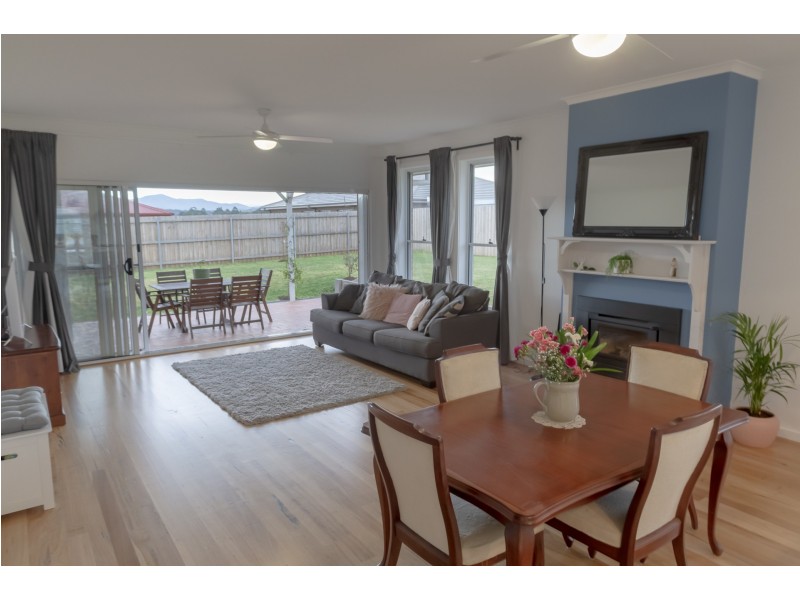 5 Joy Place, Moruya NSW 2537