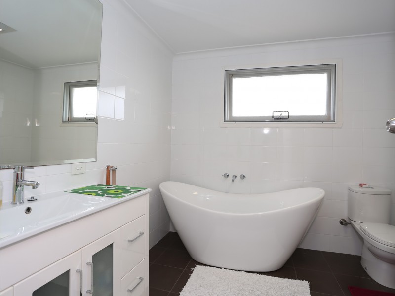 17 Heydon Avenue, Labrador QLD 4215