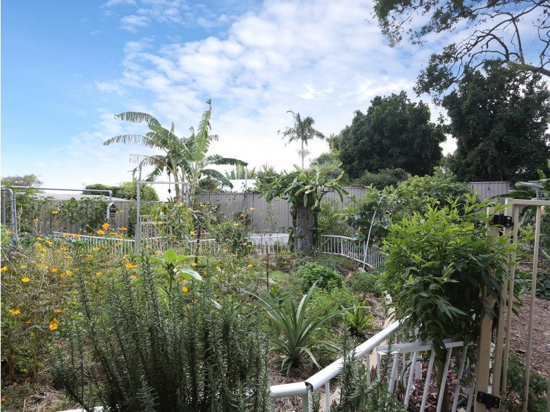 17 Heydon Avenue, Labrador QLD 4215