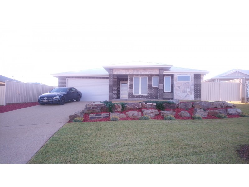 32 Ross Parkway, Gobbagombalin NSW 2650
