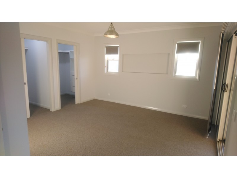 32 Ross Parkway, Gobbagombalin NSW 2650