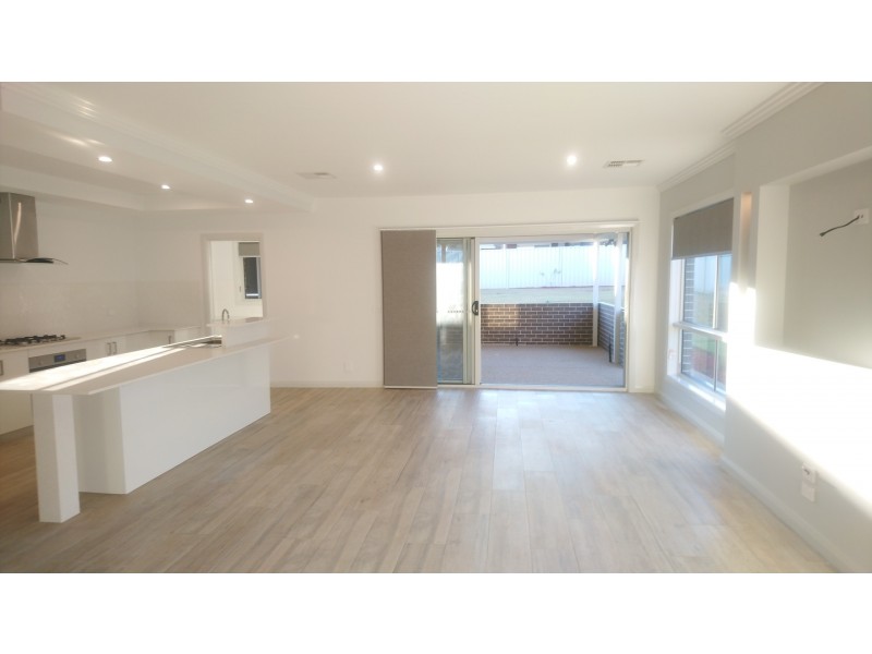 32 Ross Parkway, Gobbagombalin NSW 2650