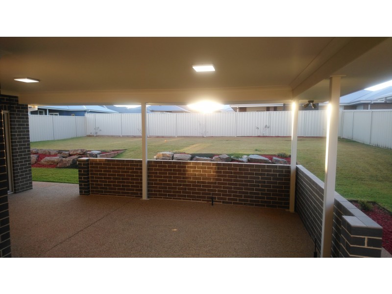 32 Ross Parkway, Gobbagombalin NSW 2650