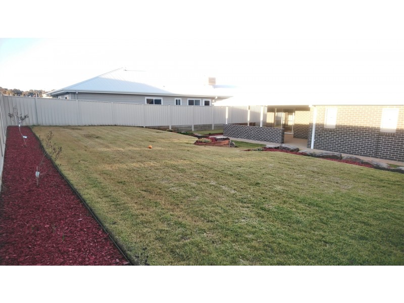 32 Ross Parkway, Gobbagombalin NSW 2650