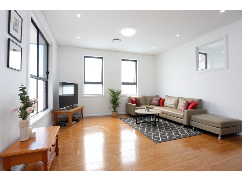 89A Oak Road, Kirrawee NSW 2232