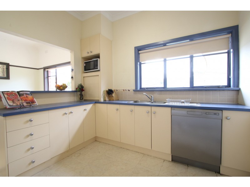 8 Margaret Crescent, Flora Hill VIC 3550