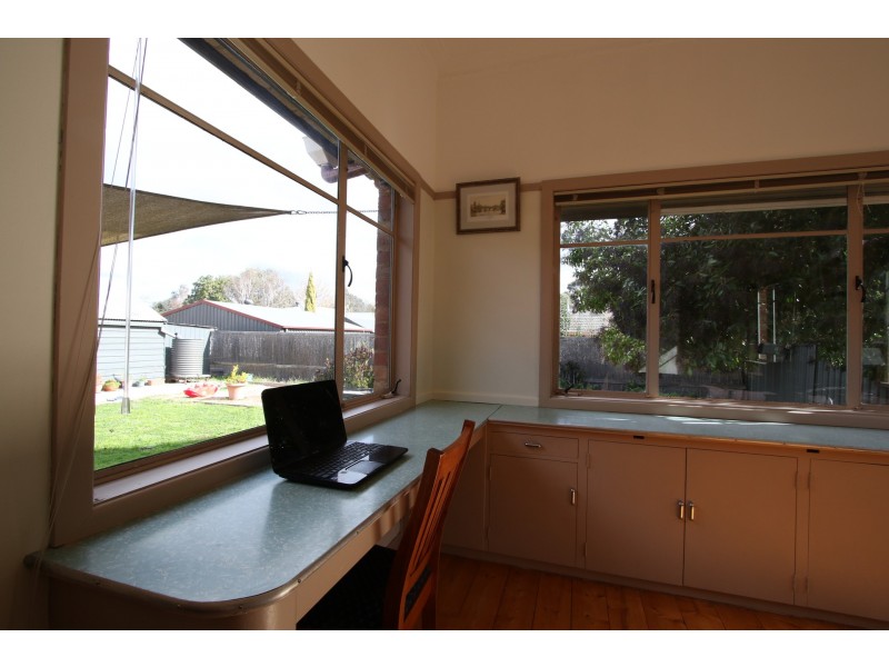 8 Margaret Crescent, Flora Hill VIC 3550
