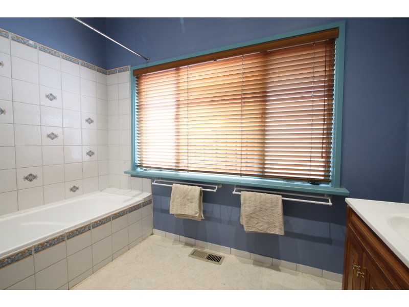 8 Margaret Crescent, Flora Hill VIC 3550