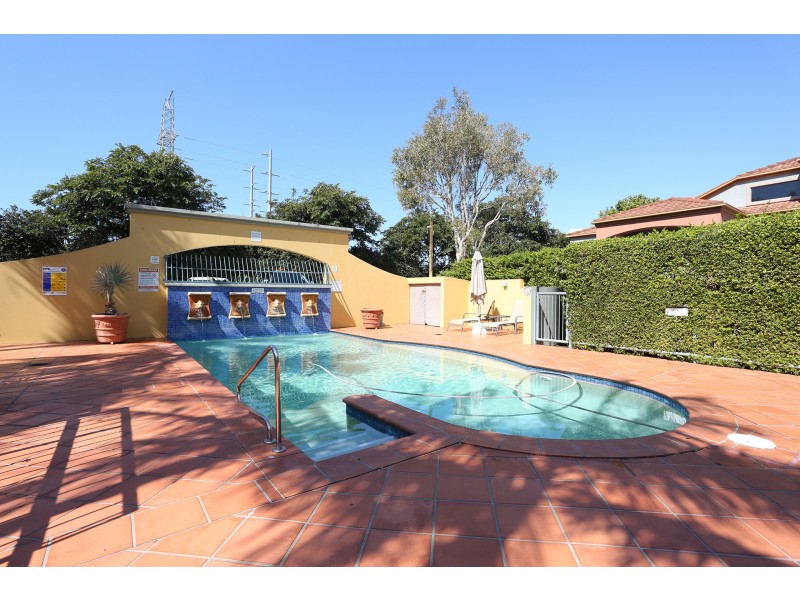 33/20 Fairway Drive, Clear Island Waters QLD 4226