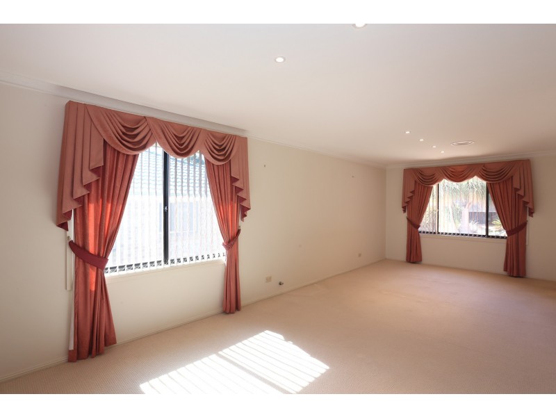 37 Stenhouse Drive, Mount Annan NSW 2567