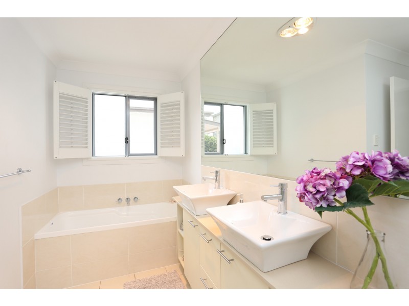 16 Sands Place, Chapel Hill QLD 4069