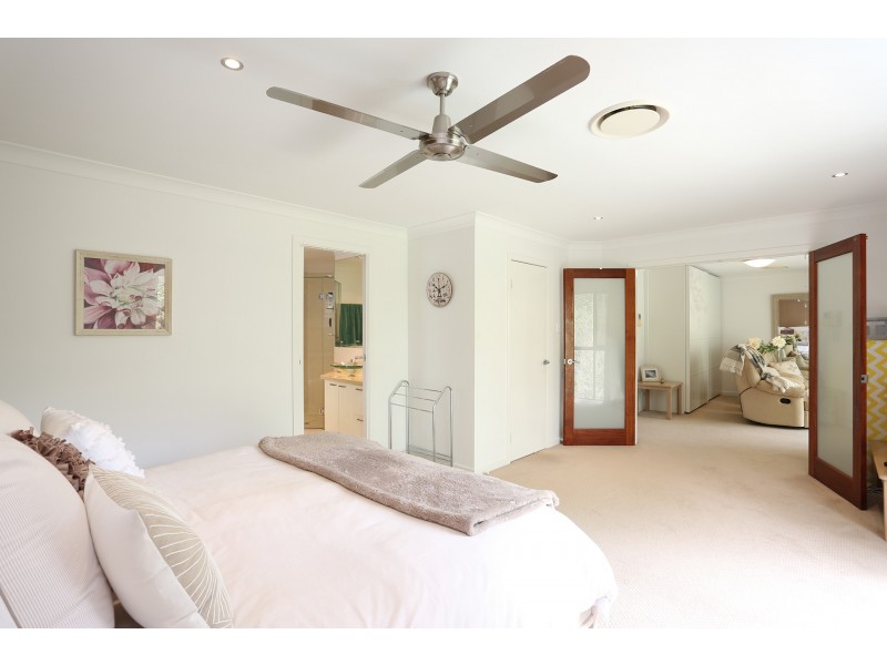 16 Sands Place, Chapel Hill QLD 4069