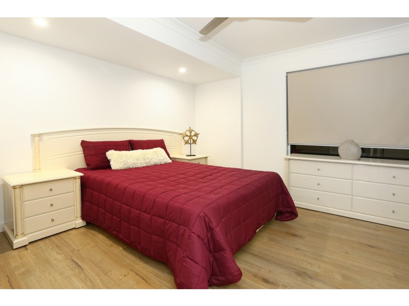 24 Pinevale Drive, Oxenford QLD 4210