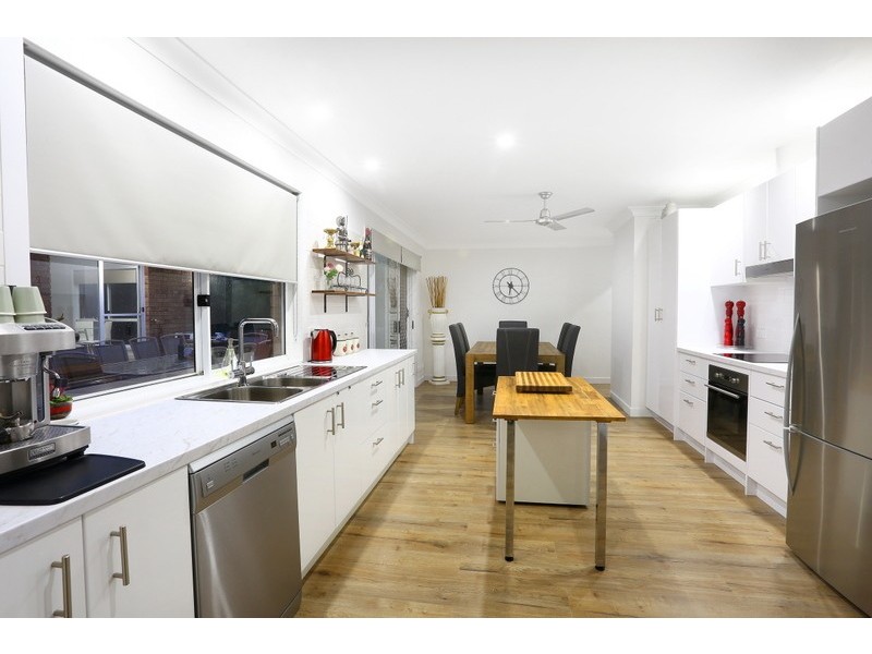 24 Pinevale Drive, Oxenford QLD 4210