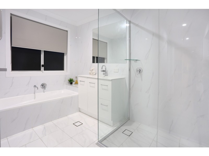 24 Pinevale Drive, Oxenford QLD 4210