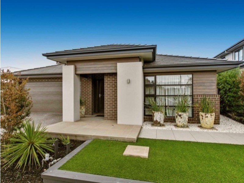 31 Bathgate Crescent, Cranbourne East VIC 3977