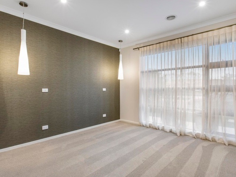 31 Bathgate Crescent, Cranbourne East VIC 3977