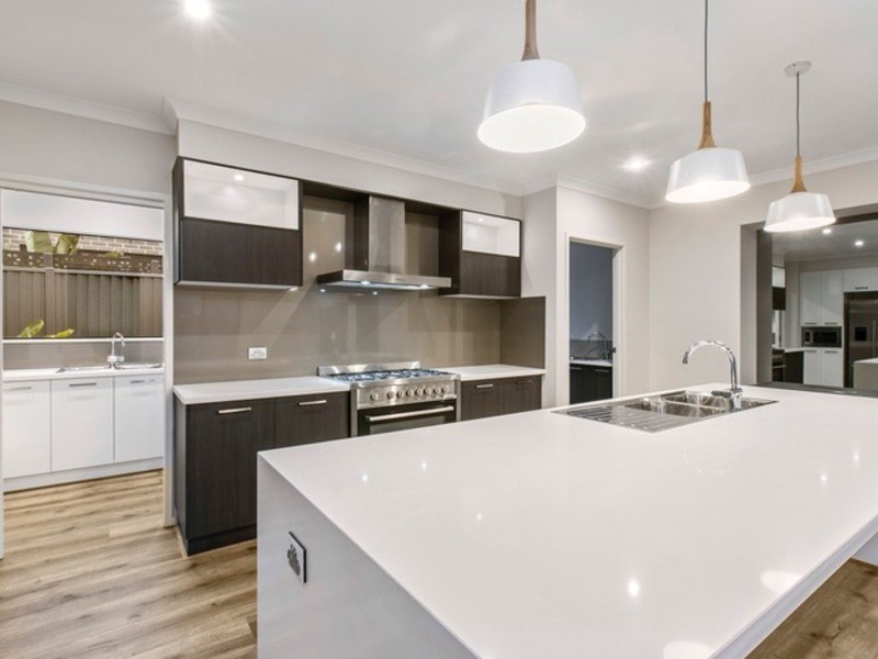 31 Bathgate Crescent, Cranbourne East VIC 3977