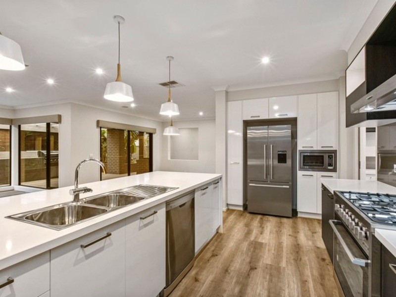 31 Bathgate Crescent, Cranbourne East VIC 3977