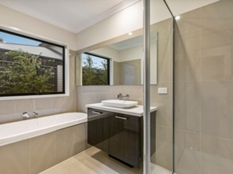 31 Bathgate Crescent, Cranbourne East VIC 3977
