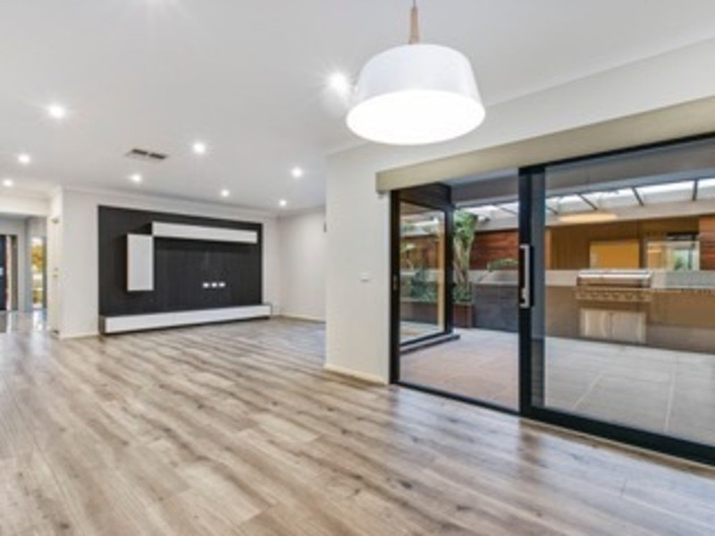 31 Bathgate Crescent, Cranbourne East VIC 3977