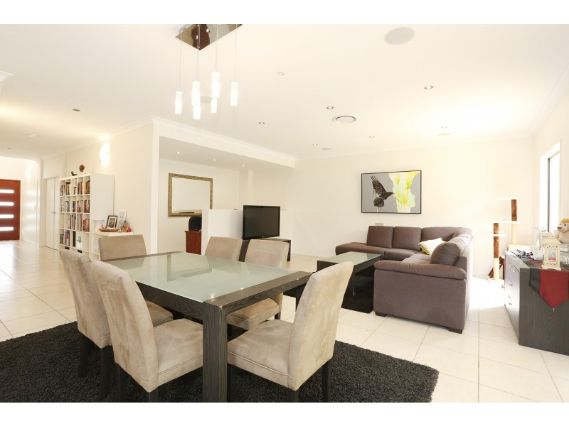 5 Port Peyra Crescent, Varsity Lakes QLD 4227
