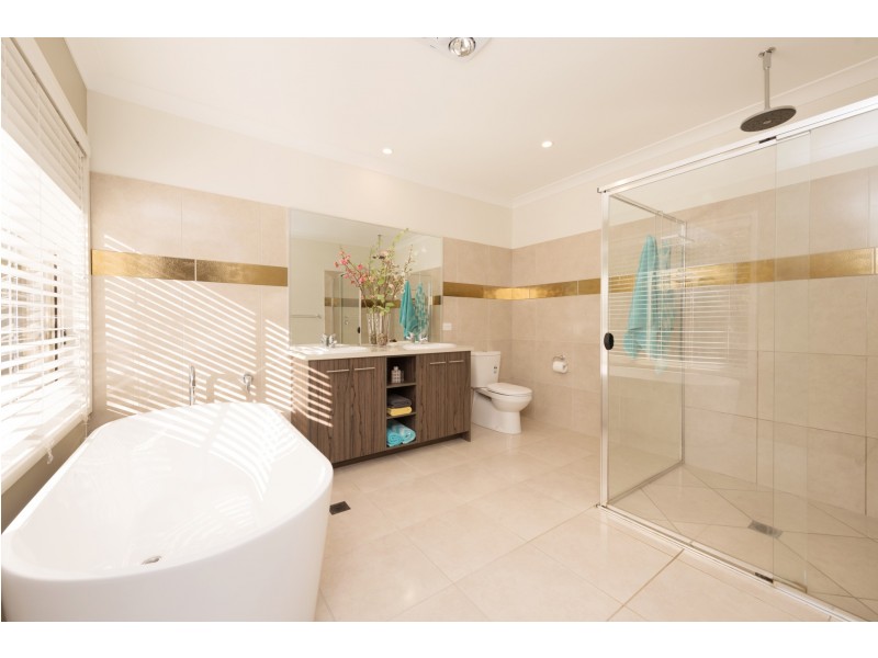 32 Oak River Road, Draper QLD 4520
