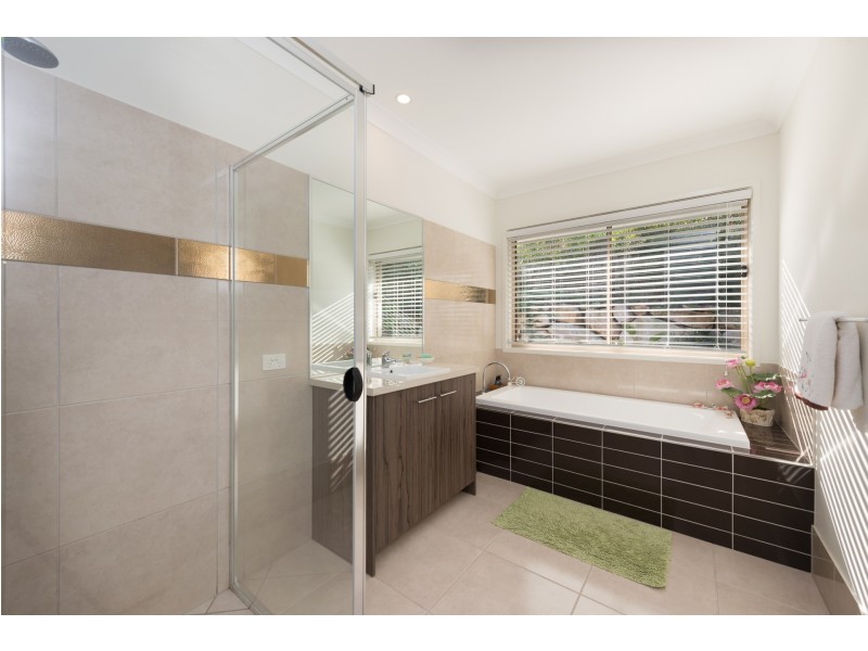 32 Oak River Road, Draper QLD 4520