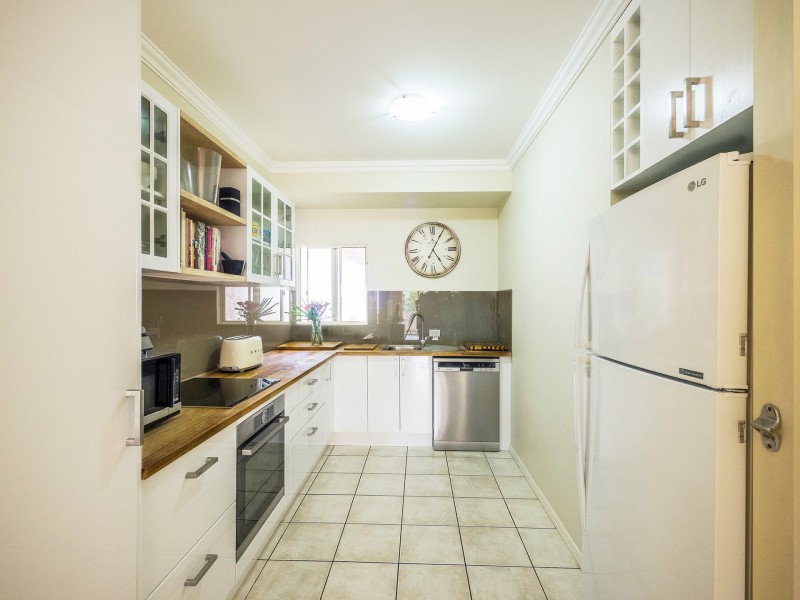 17/304 Lake Street, Cairns North QLD 4870