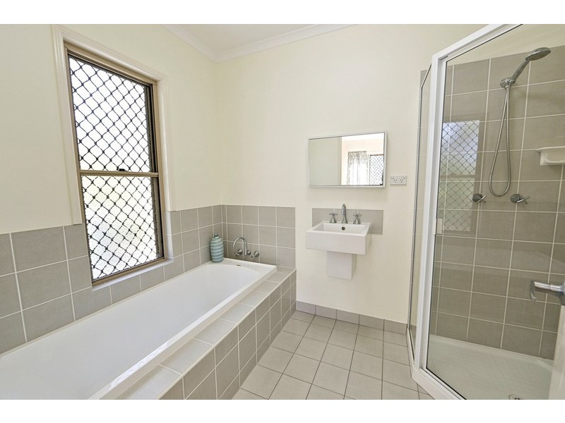 2A Crow Street, Kensington QLD 4670