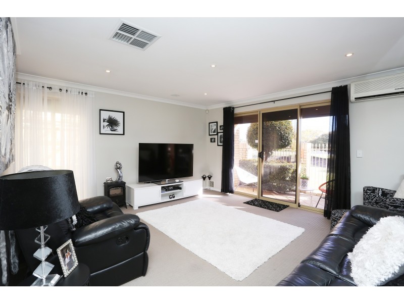 15/1 Chesterton Drive, Thornlie WA 6108