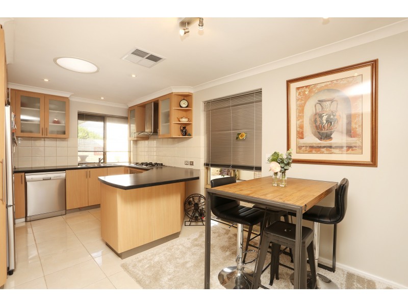 15/1 Chesterton Drive, Thornlie WA 6108