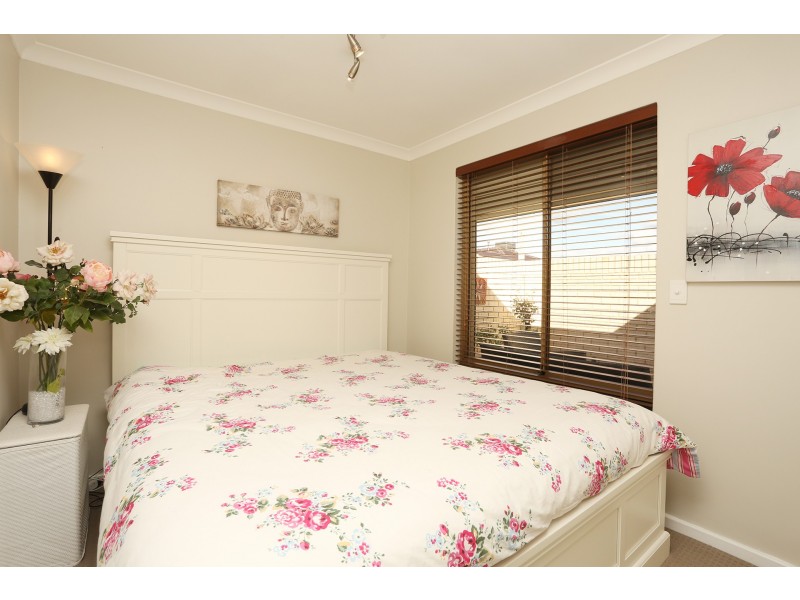 15/1 Chesterton Drive, Thornlie WA 6108