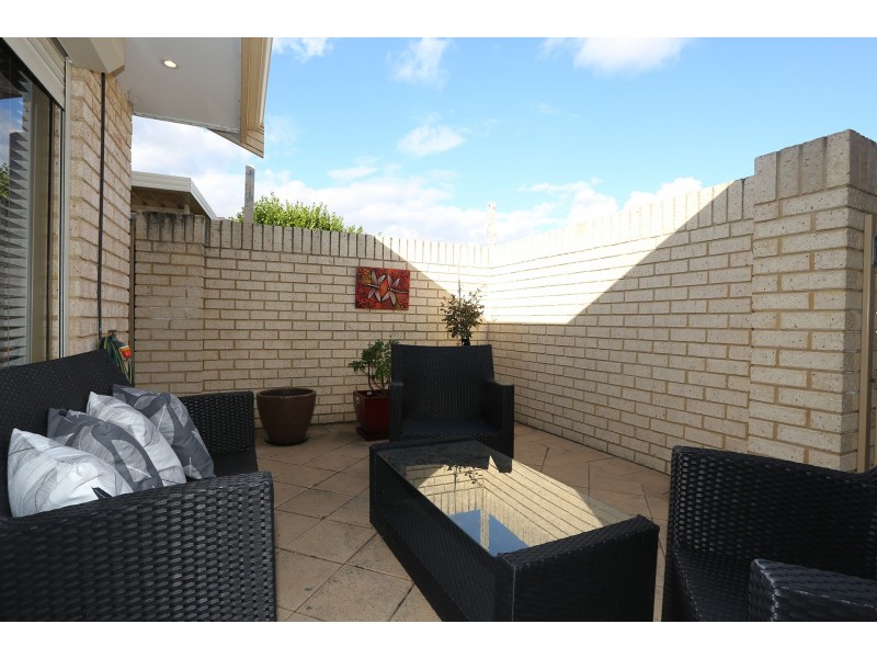 15/1 Chesterton Drive, Thornlie WA 6108