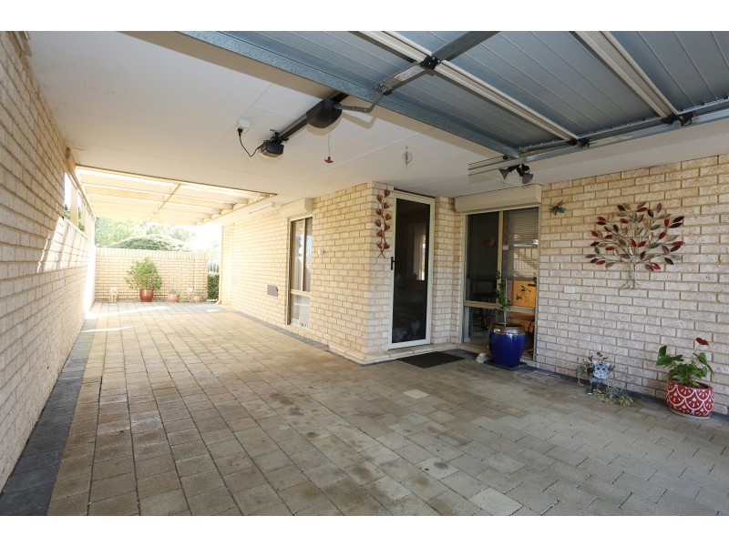 15/1 Chesterton Drive, Thornlie WA 6108