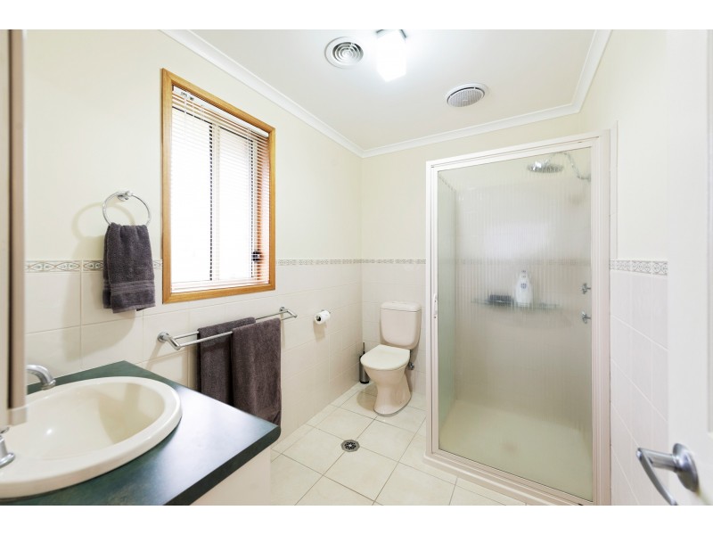 4 Keane Place, Kooringal NSW 2650