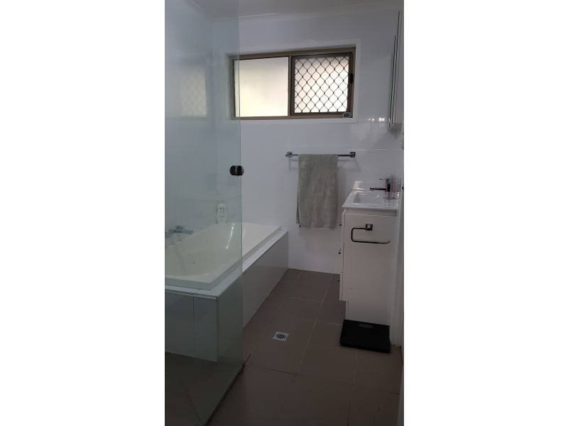 4 Design Place, Highland Park QLD 4211