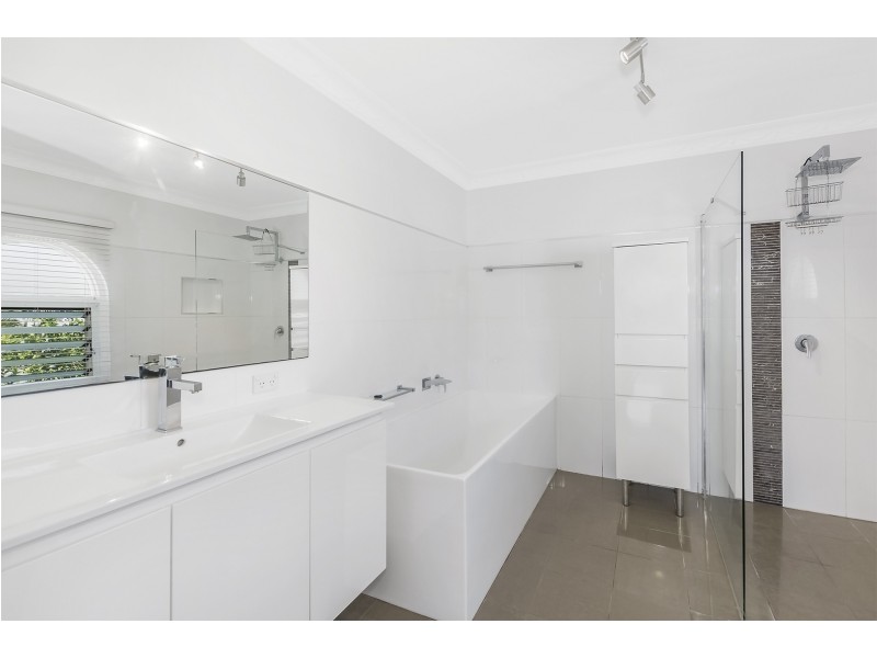9 Huon Street, Broadbeach Waters QLD 4218