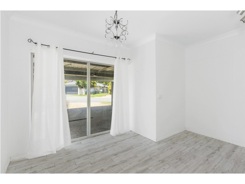 9 Huon Street, Broadbeach Waters QLD 4218