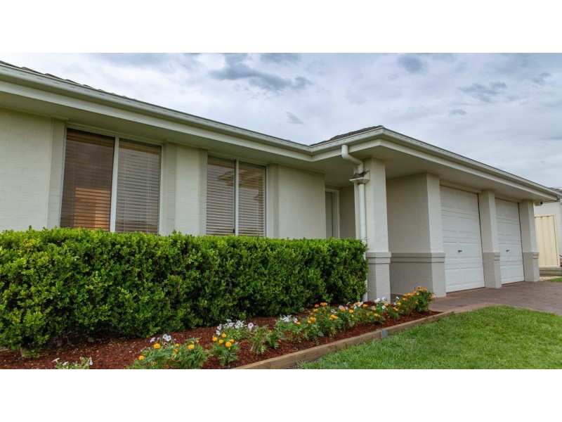 8 Lakeaire Circuit, Cameron Park NSW 2285
