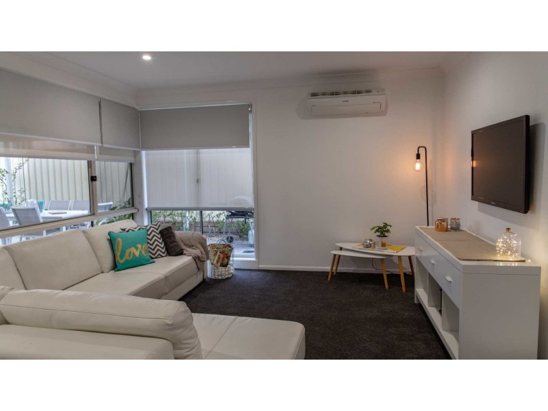 8 Lakeaire Circuit, Cameron Park NSW 2285