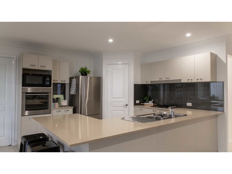 8 Lakeaire Circuit, Cameron Park NSW 2285